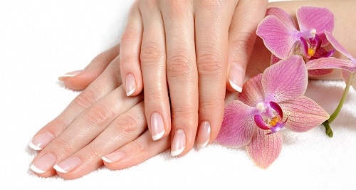 Pose de gel sur les ongles de mains de longueur classique.